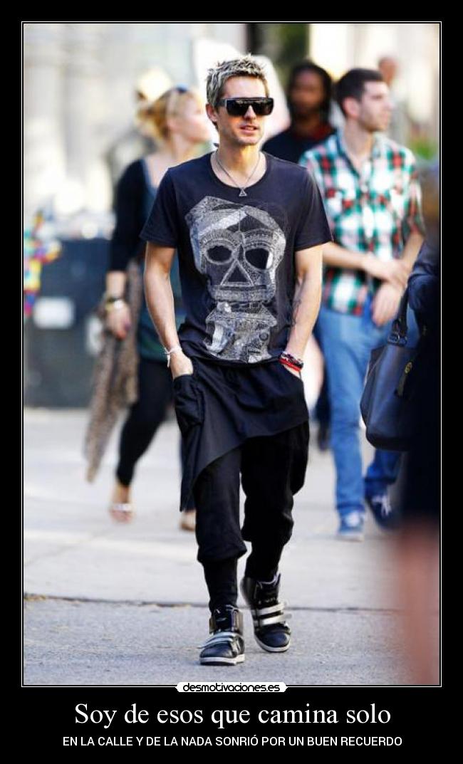 Soy de esos que camina solo - EN LA CALLE Y DE LA NADA SONRIÓ POR UN BUEN RECUERDO