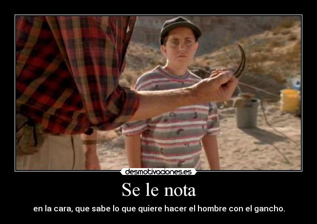 Se le nota - en la cara, que sabe lo que quiere hacer el hombre con el gancho.