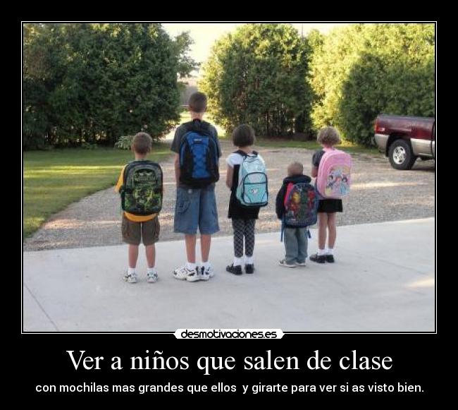 Ver a niños que salen de clase -