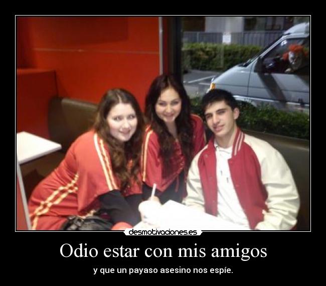 Odio estar con mis amigos - y que un payaso asesino nos espíe.