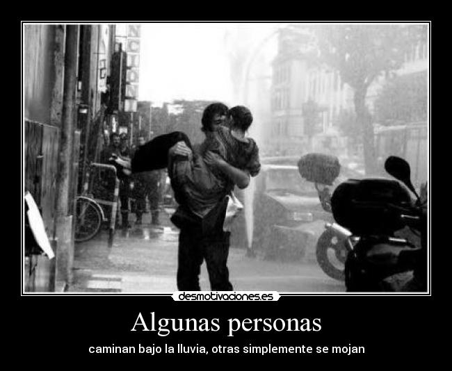 Algunas personas - caminan bajo la lluvia, otras simplemente se mojan