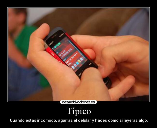Típico - Cuando estas incomodo, agarras el celular y haces como si leyeras algo.