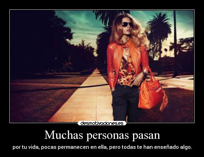 Muchas personas pasan -