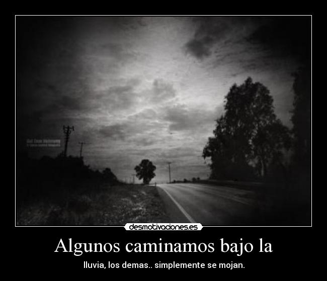 Algunos caminamos bajo la -