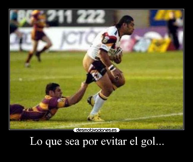 Lo que sea por evitar el gol... -