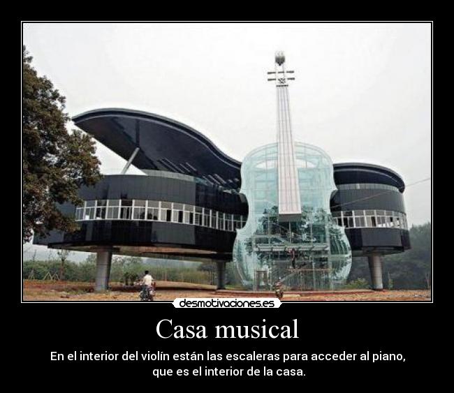 Casa musical - En el interior del violín están las escaleras para acceder al piano,
 que es el interior de la casa.
