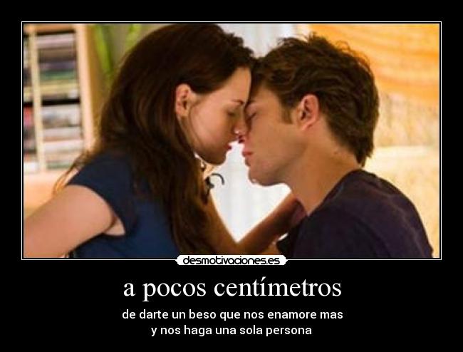 a pocos centímetros -