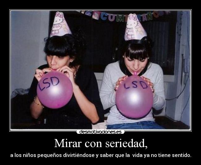 Mirar con seriedad, - a los niños pequeños divirtiéndose y saber que la vida ya no tiene sentido.