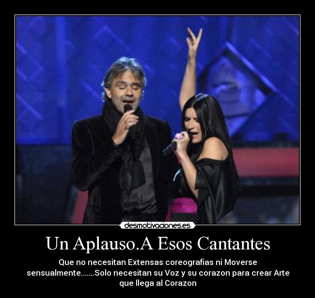 Un Aplauso.A Esos Cantantes - Que no necesitan Extensas coreografias ni Moverse
sensualmente.......Solo necesitan su Voz y su corazon para crear Arte
que llega al Corazon