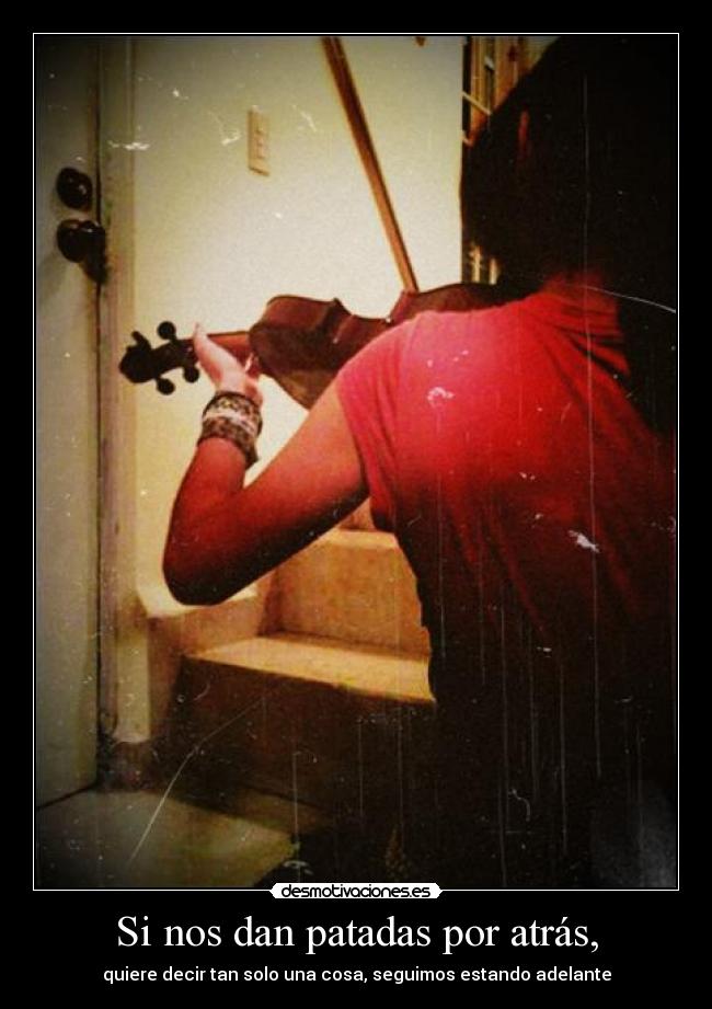 Si nos dan patadas por atrás, -
