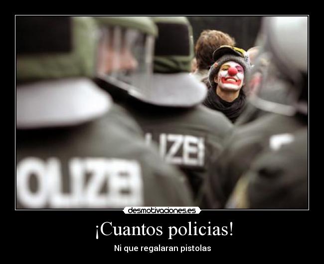 ¡Cuantos policias! - Ni que regalaran pistolas