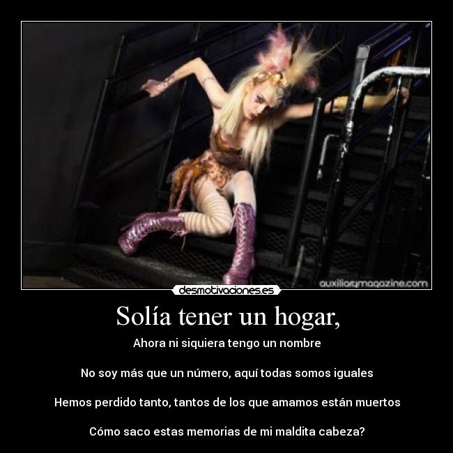 Solía tener un hogar, - Ahora ni siquiera tengo un nombre
No soy más que un número, aquí todas somos iguales
Hemos perdido tanto, tantos de los que amamos están muertos
Cómo saco estas memorias de mi maldita cabeza?