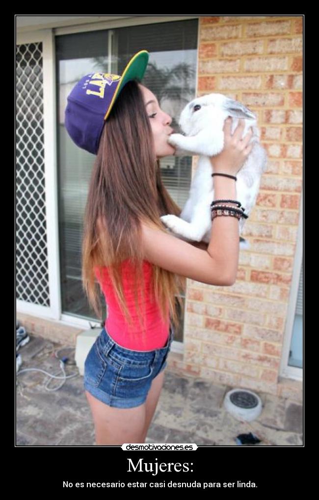 Mujeres: - No es necesario estar casi desnuda para ser linda.