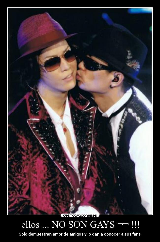 ellos ... NO SON GAYS ¬¬ !!! -