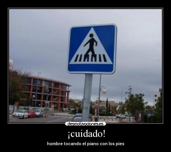 ¡cuidado! - hombre tocando el piano con los pies
