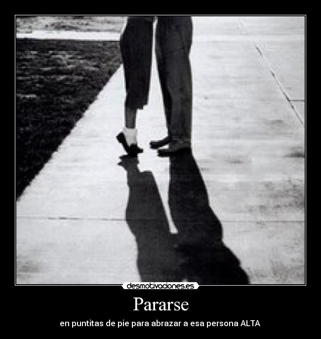 Pararse - en puntitas de pie para abrazar a esa persona ALTA 