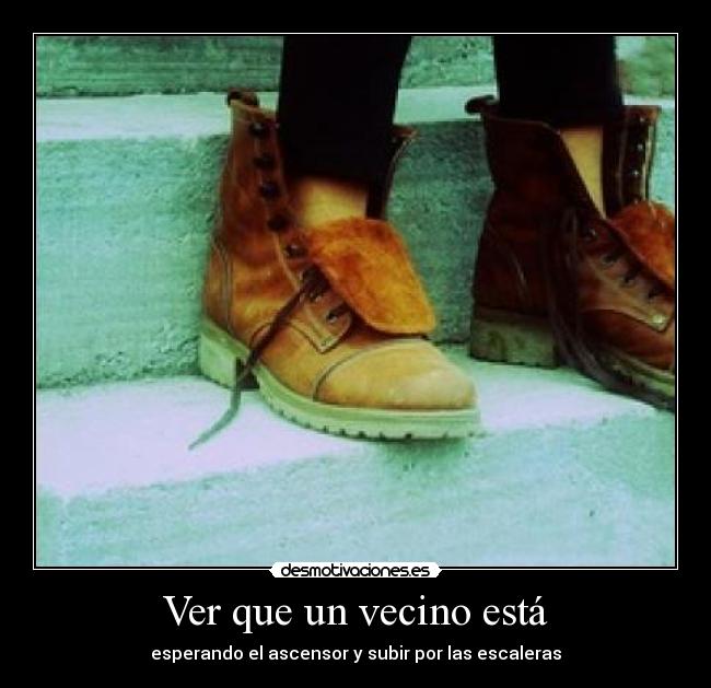 Ver que un vecino está - esperando el ascensor y subir por las escaleras