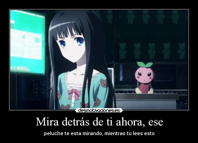 carteles mira detras ahora ese peluche esta mirando mientras lees esto desmotivaciones