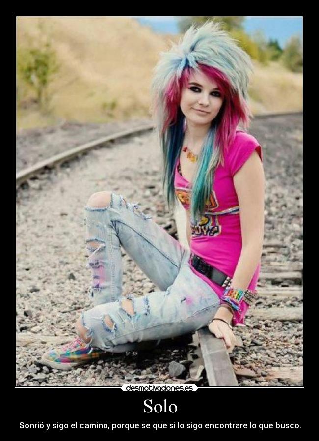 Solo - Sonrió y sigo el camino, porque se que si lo sigo encontrare lo que busco.