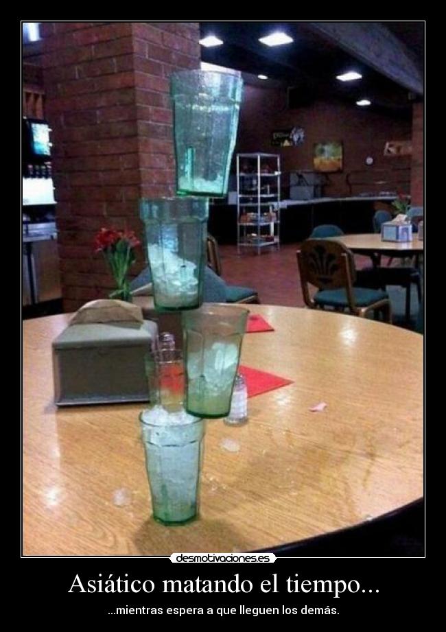 Asiático matando el tiempo... - ...mientras espera a que lleguen los demás.