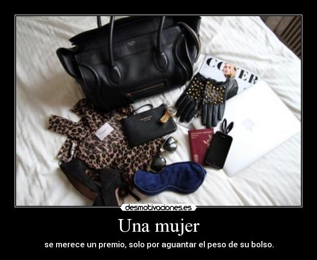 Una mujer - se merece un premio, solo por aguantar el peso de su bolso.