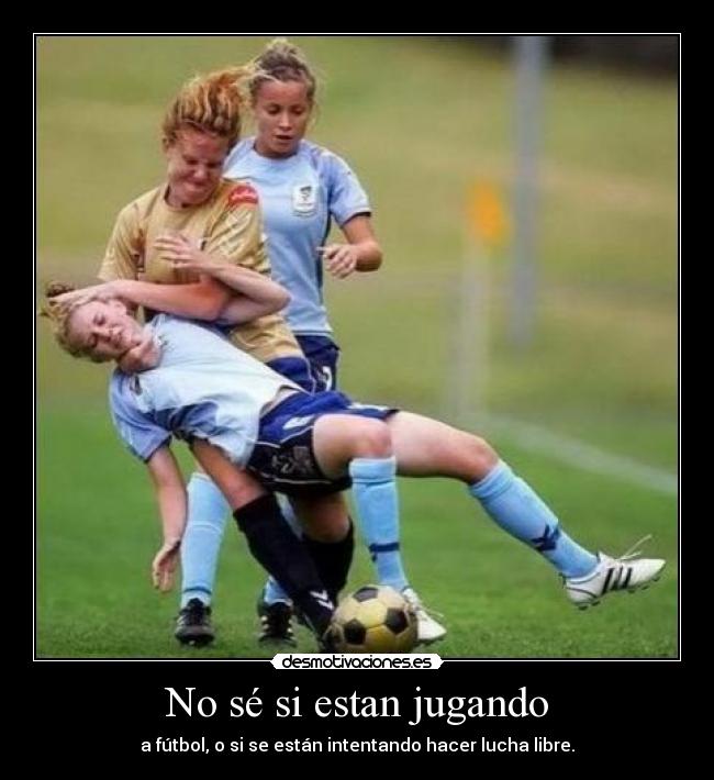 No sé si estan jugando - a fútbol, o si se están intentando hacer lucha libre.