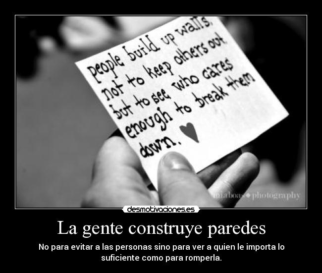 La gente construye paredes -
