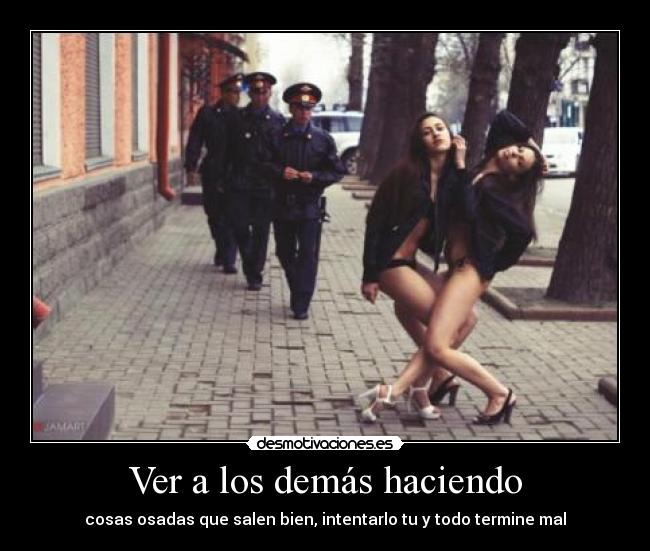 Ver a los demás haciendo -