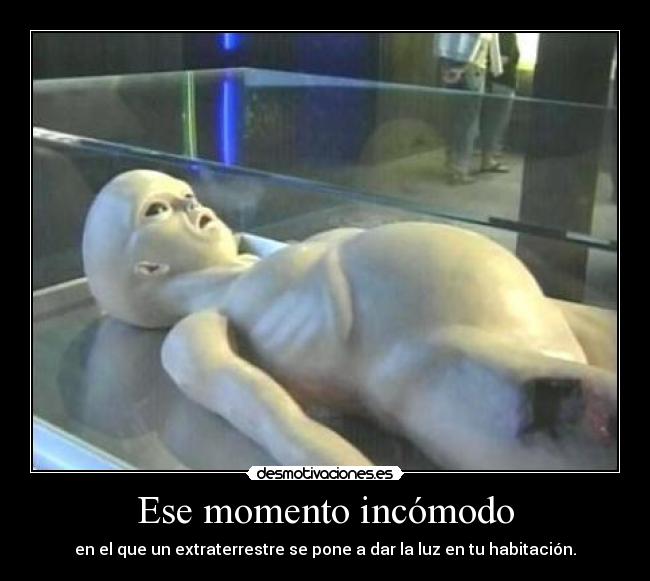 Ese momento incómodo - en el que un extraterrestre se pone a dar la luz en tu habitación.