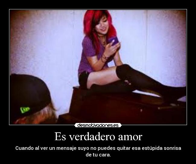 Es verdadero amor - Cuando al ver un mensaje suyo no puedes quitar esa estúpida sonrisa de tu cara.