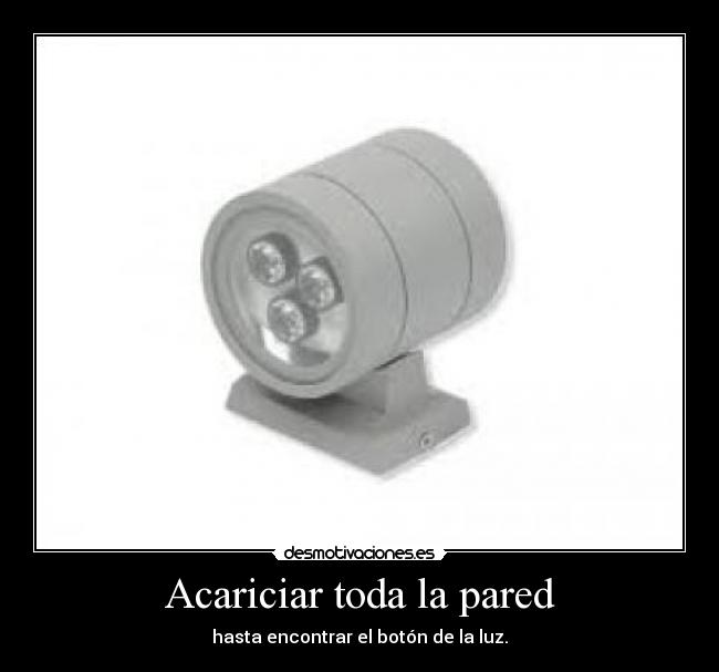 Acariciar toda la pared - hasta encontrar el botón de la luz.