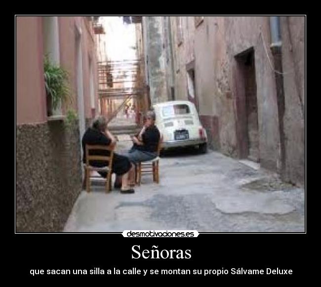 Señoras - que sacan una silla a la calle y se montan su propio Sálvame Deluxe