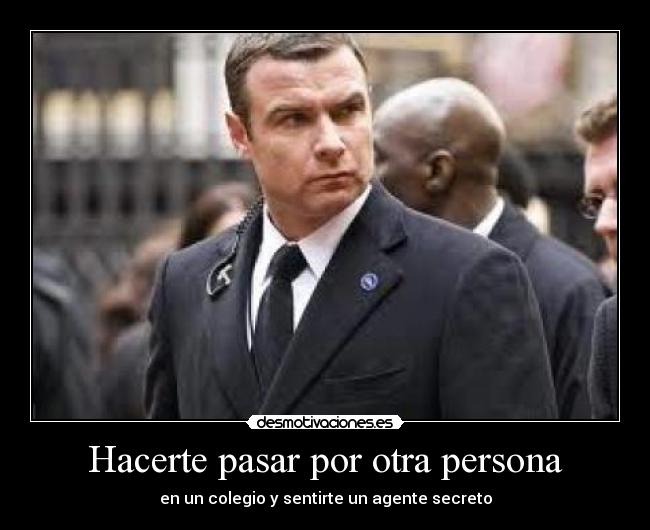 Hacerte pasar por otra persona - en un colegio y sentirte un agente secreto