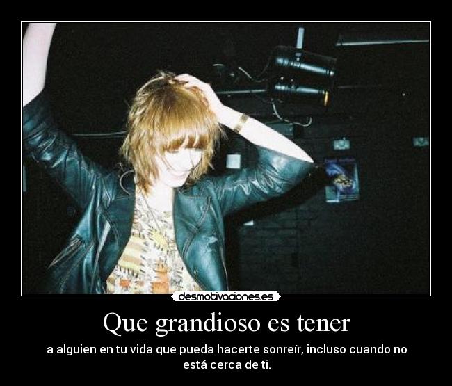 Que grandioso es tener - a alguien en tu vida que pueda hacerte sonreír, incluso cuando no está cerca de ti.