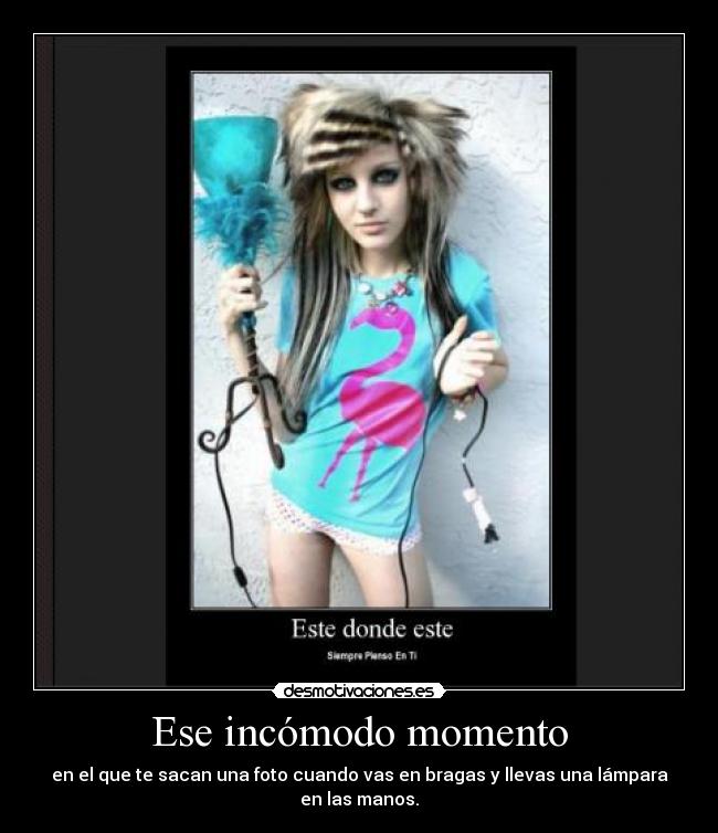 Ese incómodo momento - en el que te sacan una foto cuando vas en bragas y llevas una lámpara en las manos.