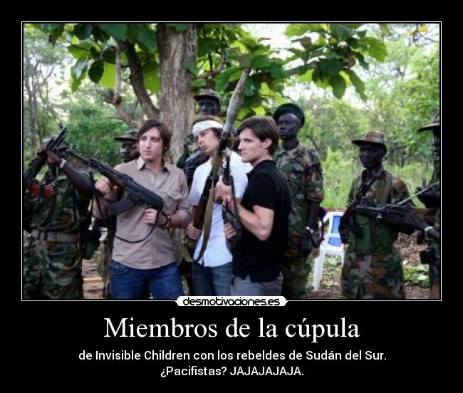 Miembros de la cúpula - de Invisible Children con los rebeldes de Sudán del Sur. ¿Pacifistas? JAJAJAJAJA.