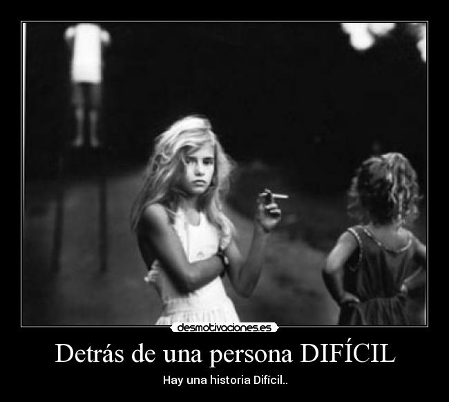 Detrás de una persona DIFÍCIL -
