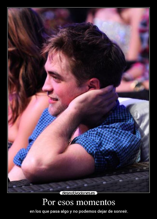 Por esos momentos - en los que pasa algo y no podemos dejar de sonreír.