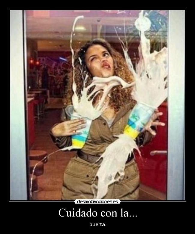 Cuidado con la... - puerta.