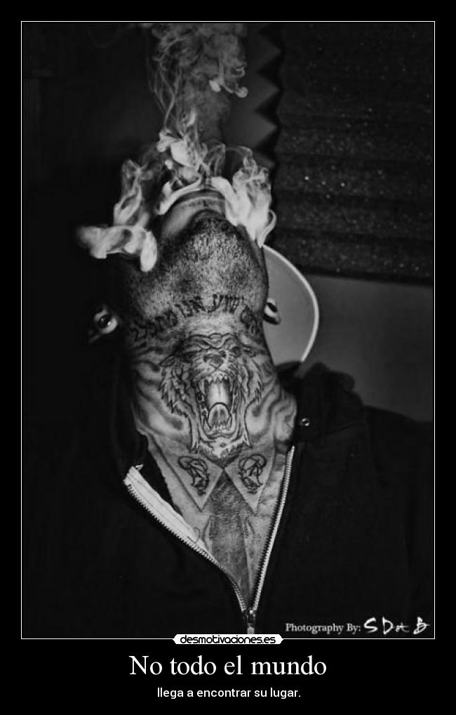 carteles mundo affinity como papa noel pero regalando condones jijij desmotivaciones