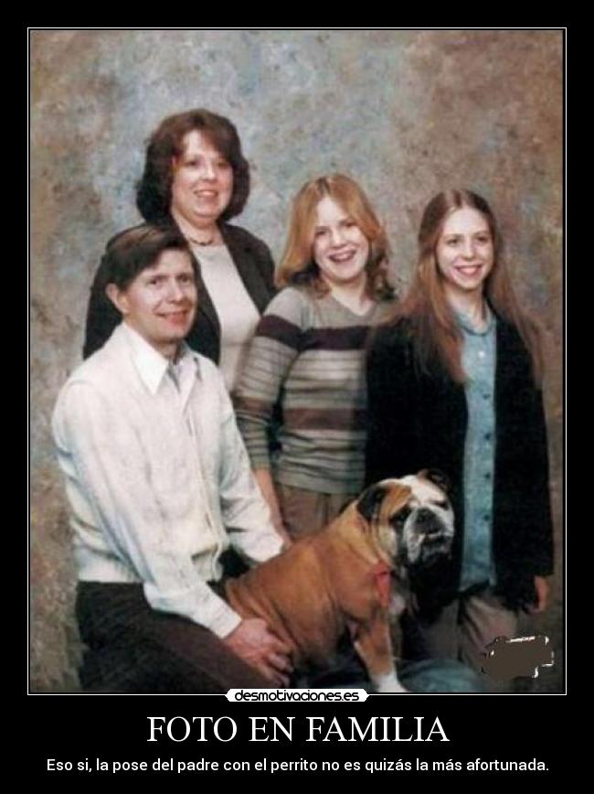 FOTO EN FAMILIA - Eso si, la pose del padre con el perrito no es quizás la más afortunada.