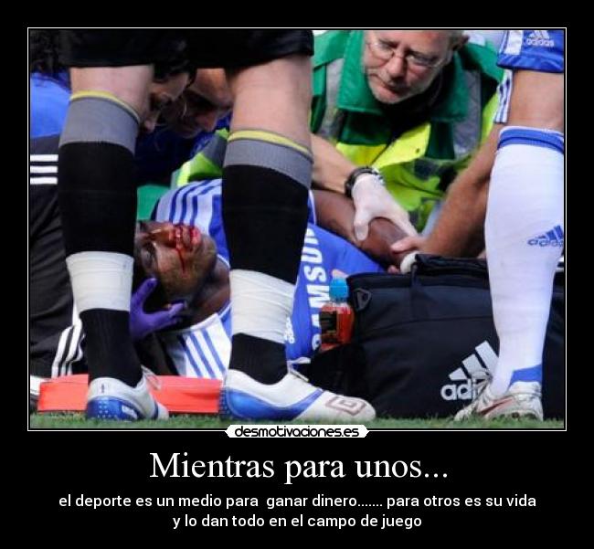Mientras para unos... - el deporte es un medio para ganar dinero....... para otros es su vida
y lo dan todo en el campo de juego