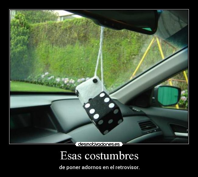 Esas costumbres - de poner adornos en el retrovisor.