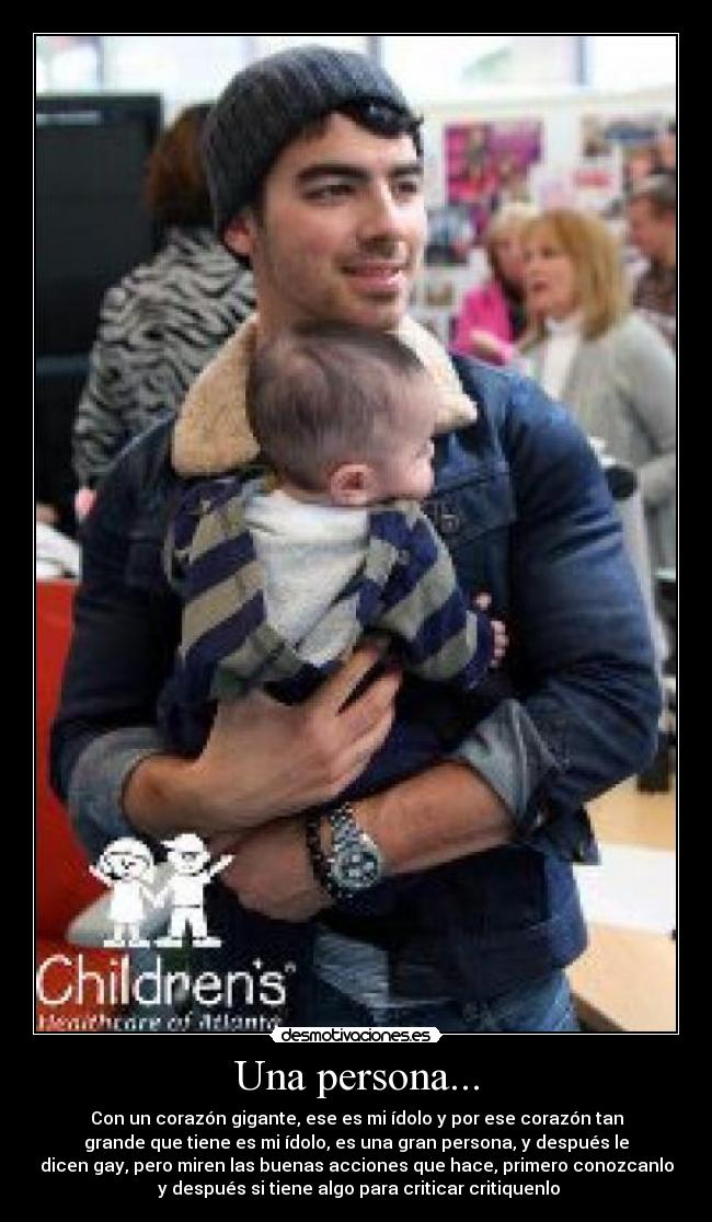 Una persona... - Con un corazón gigante, ese es mi ídolo y por ese corazón tan
grande que tiene es mi ídolo, es una gran persona, y después le
dicen gay, pero miren las buenas acciones que hace, primero conozcanlo
y después si tiene algo para criticar critiquenlo