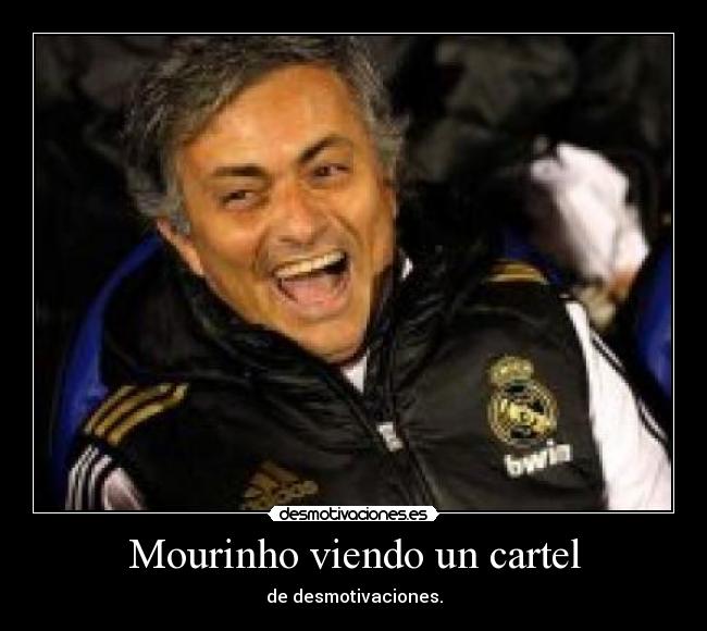 Mourinho viendo un cartel -