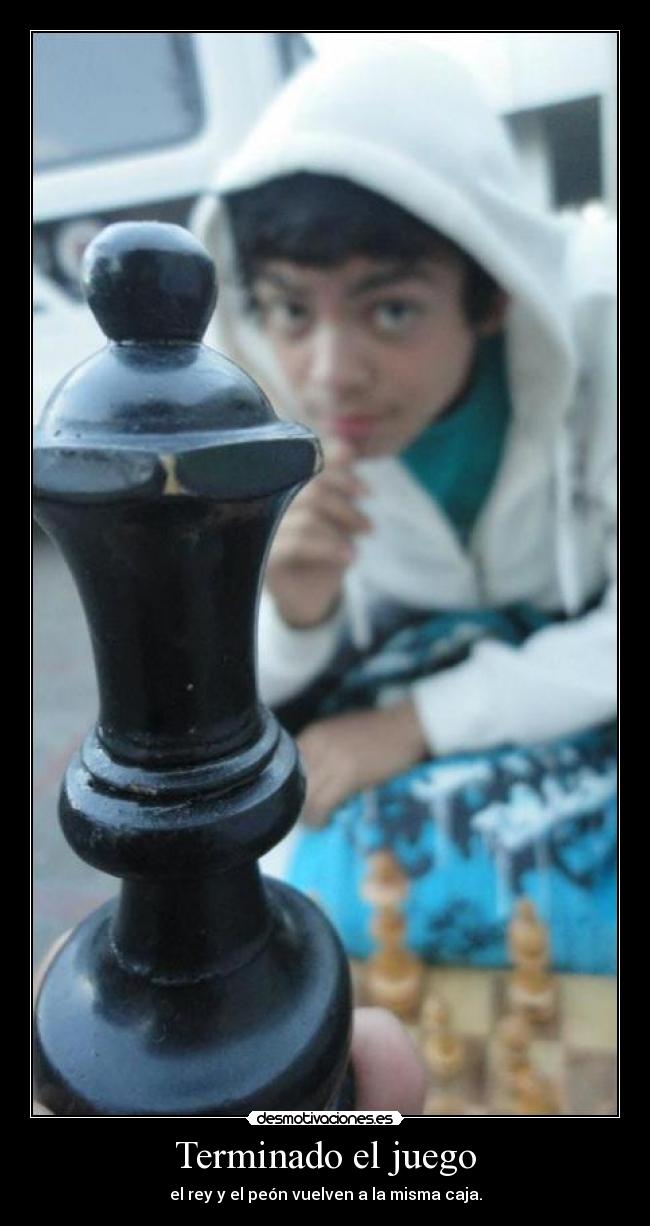 Terminado el juego - el rey y el peón vuelven a la misma caja.