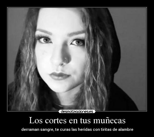 Los cortes en tus muñecas - derraman sangre, te curas las heridas con tiritas de alambre