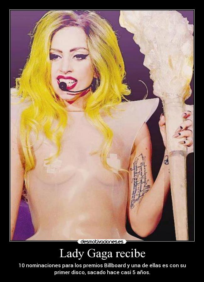 Lady Gaga recibe - 