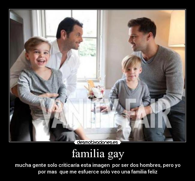 familia gay - mucha gente solo criticaría esta imagen  por ser dos hombres, pero yo
por mas  que me esfuerce solo veo una familia feliz