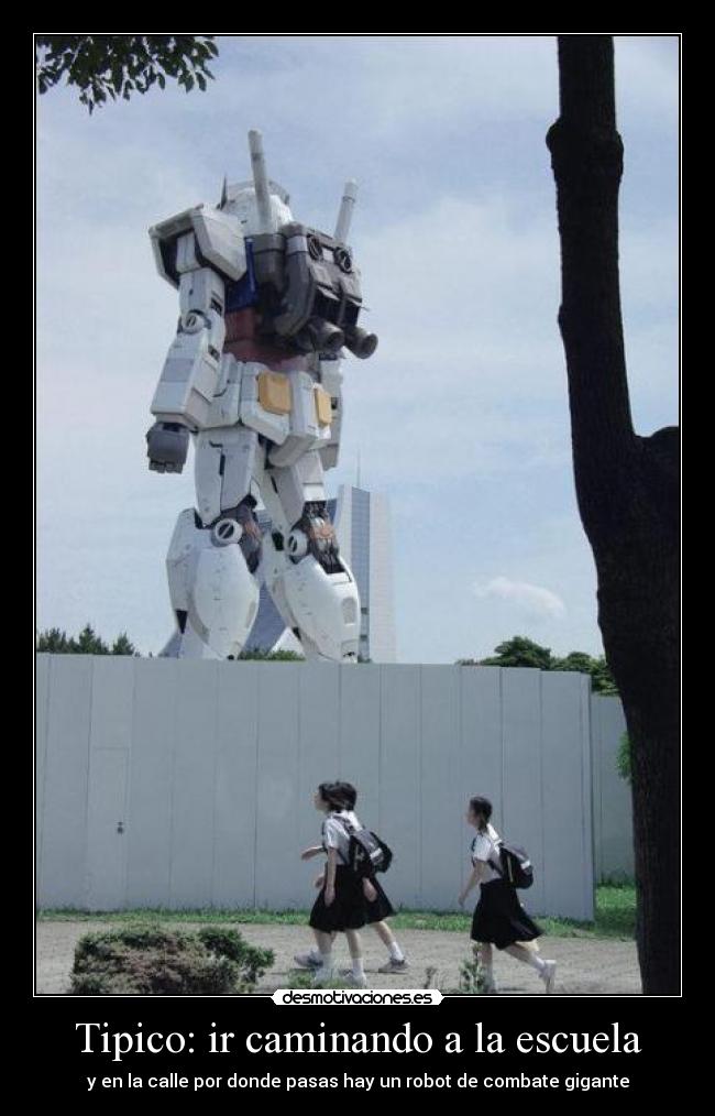 Tipico: ir caminando a la escuela - y en la calle por donde pasas hay un robot de combate gigante